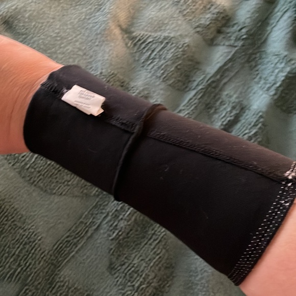 FREE with any purchase Lululemon Storage Armband - Picture 5 of 7